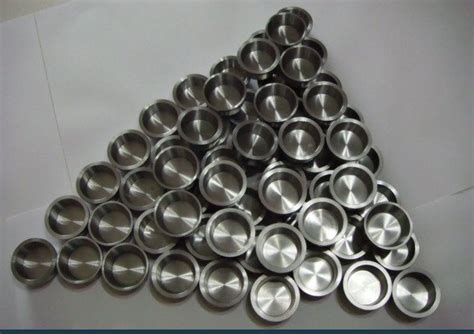 Compare ancient greek γλαυκός (glaukós) for the semantic development. استخدام بوتقة الموليبدينوم