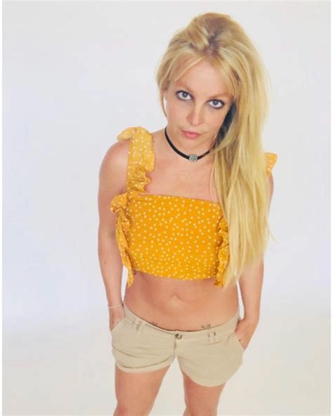 Britney Spears I Jej Nagie Piersi W Lazurowym Basenie Ma Na Sobie Tylko Majtki Wygl Dasz Jak