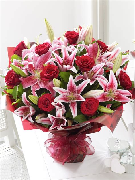 So stopping lily beetle is essential and justified. A mix of romantic red roses and sweet smelling Lillies ...