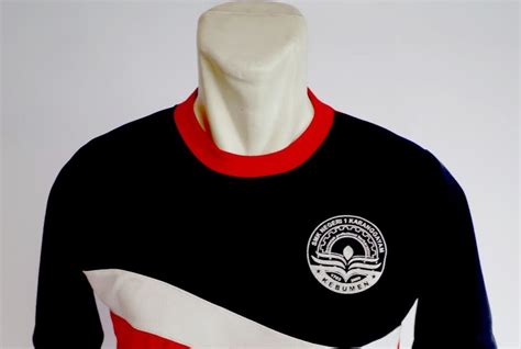 Bagi perkembangan dunia fashion, desain baju merupakan salah satu modal utama untuk menghasilkan karya yang diminati khalayak ramai. 35 Desain Baju Kaos Sekolah