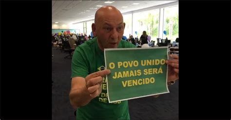 A rede de lojas havan lançou um boneco do empresário luciano hang com o nome de capitão por conta da visibilidade que o luciano estava tendo como patriota, levantando a bandeira do brasil. Hang mostra boneco do Lula Preso e convida brasileiros ...