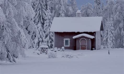 Met behulp van alleen zijn sneeuwschoenen maakt hij al lopend enorme geometrische patronen in de sneeuw. Een mooi huisje in de sneeuw op de grens van Värmland en ...