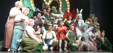 The world is fearful and mocking of him, and he is more than happy to leave the world to itself, in turn. SHREK spettacolo Musical a teatro - www.DanzaDance.com