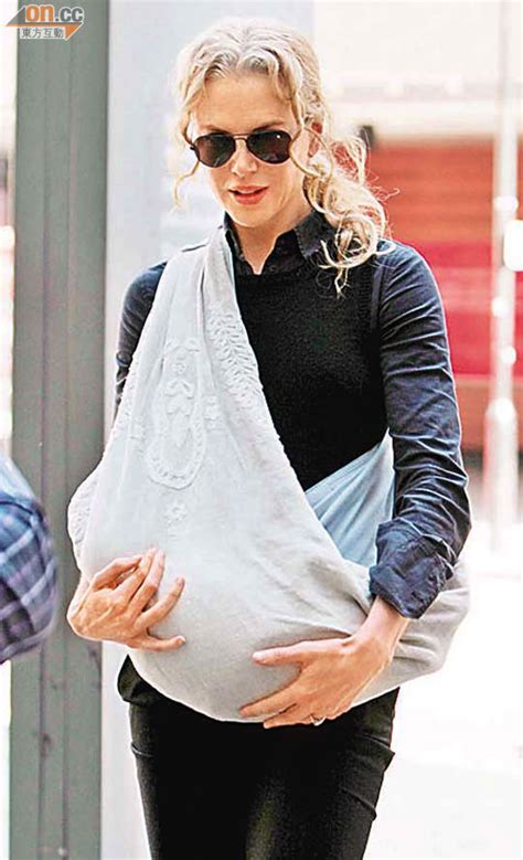 妮歌·潔曼 妮可·瑪麗·基嫚 ， ac （英語： nicole mary kidman ，1967年6月20日 － ）是一名 澳大利亞 裔美國女 演員 和 監製 。 2002年，以《 時時刻刻 》獲得 第75屆 奥斯卡最佳女主角奖 。 單帶斜掛孭帶 BB易窒息 - 東方日報