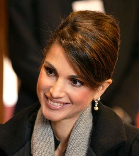 Pin By Lou De Marie On Queen Rania Of Jordan Queen Rania Her Majesty The Queen Hairstyle