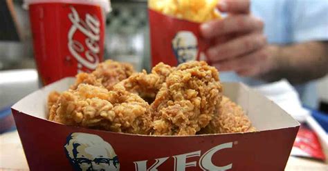 Bunda dapat menggunakan daging ayam bisa bikin bunda lebih hemat juga, ketimbang pakai daging sapi. Membuat Ayam Goreng Tepung Ala KFC di Rumah | HOCK