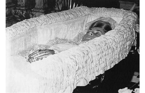 Her life and legacy' waarin de koninklijke zonen, william en harry, vol emotie vertellen over hun geliefde moeder. Actress Grace Kelly became Princess Grace after she ...