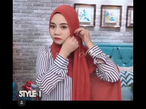 Ambil bahagian yang panjang ke atas kepala. Cara pakai Shawl Simple - Tutorial 3 cara - YouTube