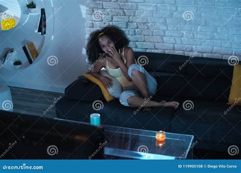 comédia de observação da mulher negra feliz na tevê foto de stock imagem de quarto noite