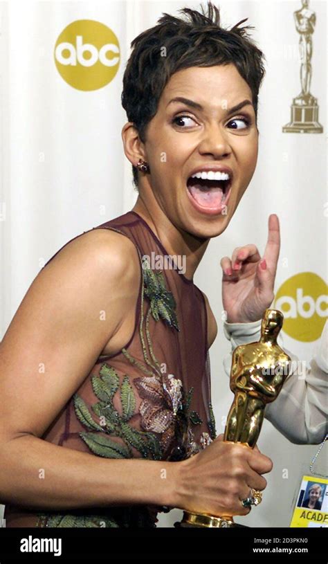 Halle Berry Oscar 2002 Hi Res Stock Photography And Images Alamy