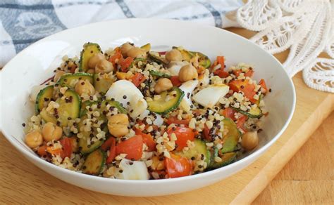 Cuoci il bulgur e la quinoa in acqua bollente salata per il tempo indicato sulla confezione, scola e raffredda sotto l'acqua corrente. INSALATA DI QUINOA E BULGUR con seppie grigliate e zucchine