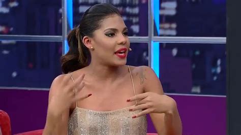 Na gravação, que chegou às redes sociais neste domingo (6/6), a voz atribuída a ela diz que os comentários teriam diminuído muito. Tays Reis comenta polêmica da falsa Banda Vingadora - TV UOL