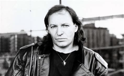 Rivivi i successi del blasco nazionale in esibizioni da pelle d'oca. Classify singer Vasco Rossi