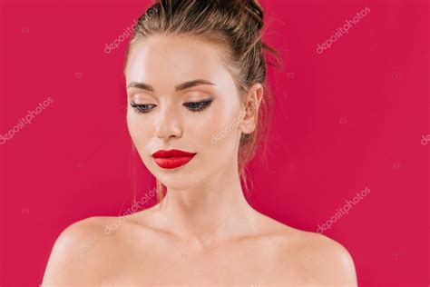 Kırmızı Dudaklı Çıplak Güzel Bir Kadın Kırmızıda Izole Edilmiş Stok