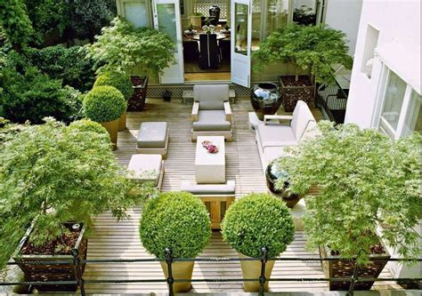 Usate dei pallet, assemblateli, colorateli e usate dei grandi cuscini per creare le sedute. Come arredare un terrazzo scoperto per momenti di relax ...