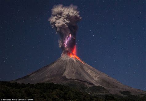Tbw Spectacular Explosion The Mighty Colossus Colima Volcano Spews Lava Sending Huge Column Of