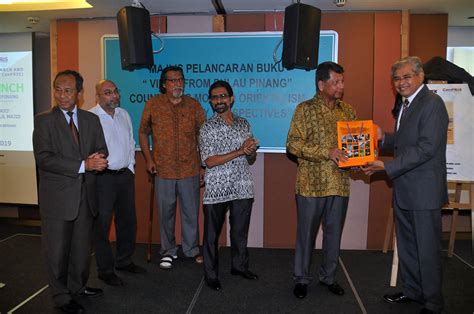 Ini selepas dia diserang di media sosial yang mempersoalkan mengapa seorang bukan islam mengedarkan. USM News Portal - VIEWS FROM PULAU PINANG: BUKU KOLEKSI ...