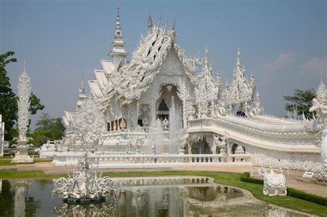 Chinese tourists pack Chiang Rai's White Temple