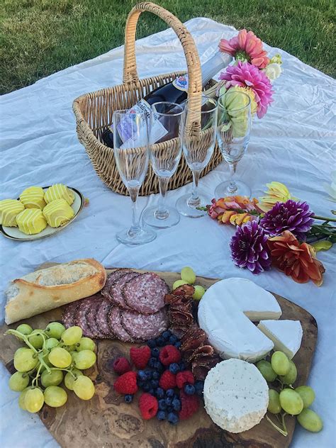 Aesthetic Charcuterie Picnic Charcuterie Picnic Picnic Food Picnic Date Food