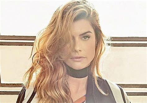 Alinne Moraes surpreende fãs com foto nua Notícias Famosos Band