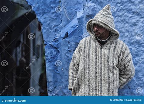 典型的摩洛哥衣物的舍夫沙万摩洛哥一个人 编辑类库存照片 图片 包括有 行走 墙壁 麦地那 颜色 90067283