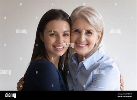 Mature Women Friends Hug Banque De Photographies Et Dimages à Haute
