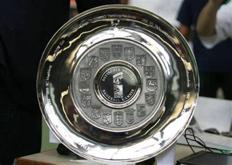 It is also a symbol the bundesliga 2 meisterschale is made of polished 925 sterling silver, weighs 8.5kg and is 50cm in. Kiel ist Meister - Handball - Bildergalerie - kicker