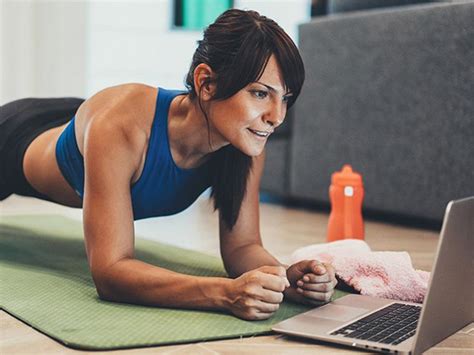 Der bauchnabel wird nach innen gezogen, der rücken bleibt gerade und vermeidet ein hohlkreuz. Dein Workout für Zuhause - Übungen ohne Geräte! - Fitness ...