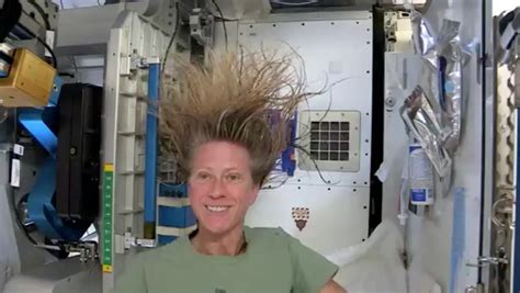 Astronaut Karen Nyberg Demonstrates How She Washes Her Long Hair On