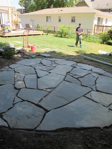 How To Install A Flagstone Patio With Irregular Stones 1000 Patio