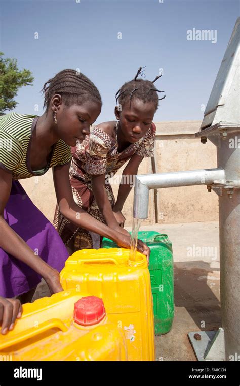 Armes Kind Trinkwasser Stockfotos Und Bilder Kaufen Alamy