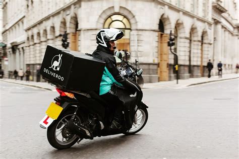 Deliveroo Raises 100m Series D Led By Dst And Greenoaks Expands To Middle East And Asia