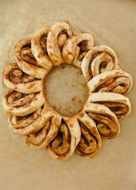 How To Make A Cinnamon Roll Wreath Recipe Cinnamon Rolls Roll