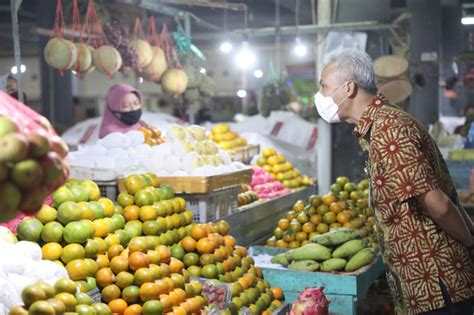 mampir pasar tawangmangu ganjar borong buah  nakes isoter donohudan