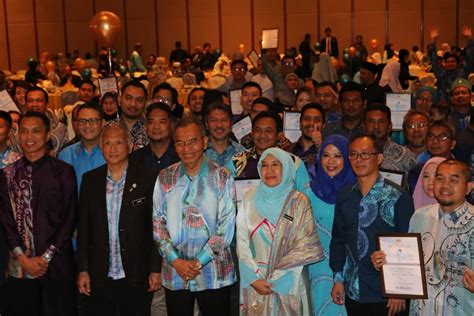 Bahagian hal ehwal akademik, tingkat 1, bangunan pentadbiran, universiti teknologi mara (melaka) kampus jasin, merlimau, 77300, malaysia. Anugerah Pensijilan Blue Ribbon Beyond Kepada UiTM ...
