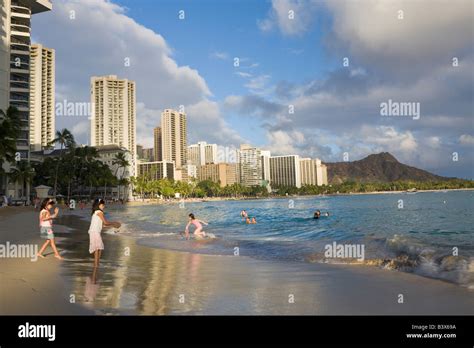 Waikiki Beach Diamond Head Oahu Hawaii Hi Res Stock Photography And