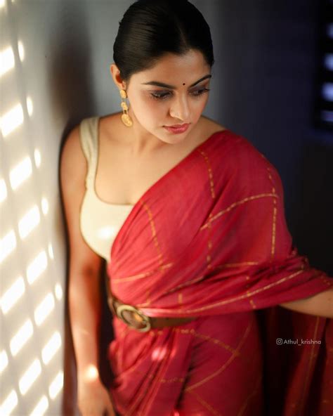 Malayalam Actress Nikhila Vimal In Latest Fashion Sleeveless Blouse And Saree Photos Hot And