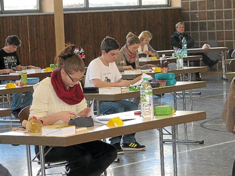 Gut 51 000 Schüler in Baden Württemberg brüten seit Mittwoch über den