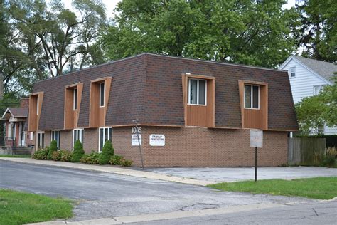 Place teh first roof with its respective slope on the roof level and truncate it to its height; REALLY Bad Design!: Mansard Roof