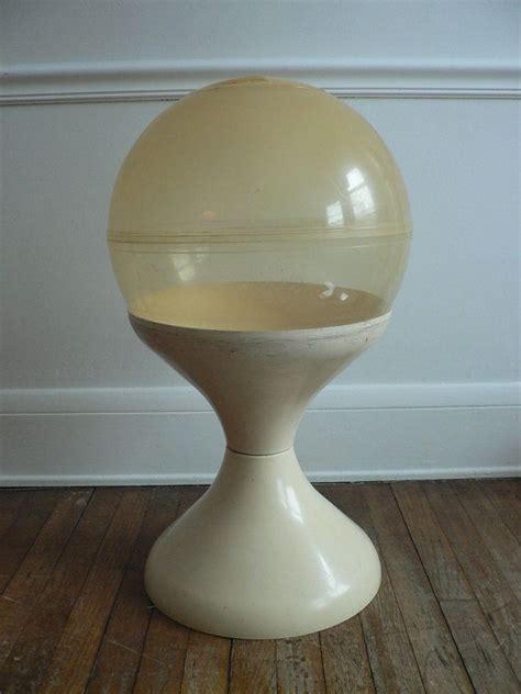 As expected, there are no magic formulas (anyone who claims so is a charlatan), only a couple of simple, yet helpful exercises, but mostly just comments about writing and an introspection on a writer's mind and life. large Mid century Knoll tulip base style terrarium ...