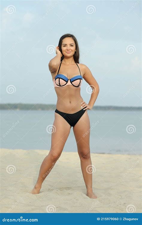 belle fille en bikini sur la plage photo stock image du lifestyle ressource 215979060