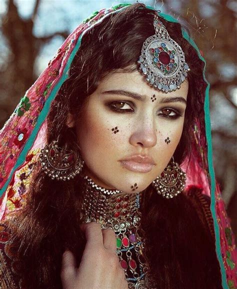 Arabian Women Arabian Beauty Arabian Eyes 1960s Fashion Women Henna Inspired Tattoos Arabic