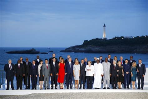 Seperti yang kita tahu, sebelum amerika membuat keputusan yang menggemparkan warga dunia, sebenarnya keputusan melegalkan pernikahan sejenis sudah ada sejak 2001 dengan negara belanda yang menjadi negara pelopor pelegalan pernikahan sejenis. KTT G-7 Tahun Ini Menjadi yang Terhemat | Republika Online