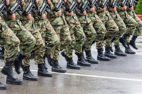 Soldados Marchando Foto De Stock Y Más Banco De Imágenes De Adulto Istock