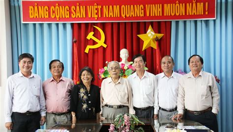 Năm 1946, khi hồ chí minh sang pháp đàm phán, cụ huỳnh được cử làm. Nguyên lãnh đạo Báo Long An qua các thời kỳ đến thăm cán ...