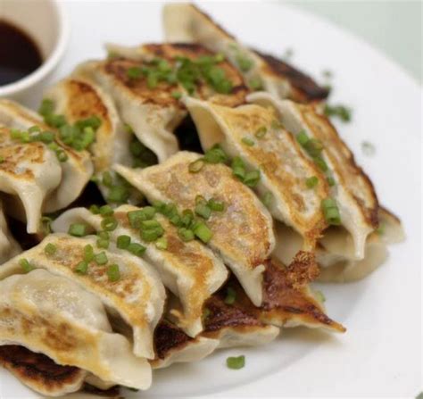 Gyoza (plural gyozas or gyoza). Recette des gyozas, raviolis japonais | GOURMANDISE SANS ...