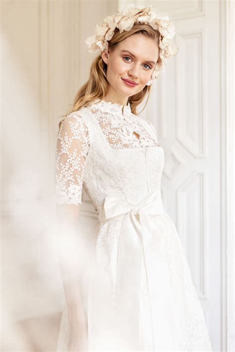 Das hochzeitskleid gehört zum schönsten tag des lebens wie der perfekte bräutigam, dem mann mit dem frau ihr ganzes leben glücklich verbringen und genießen möchte. coming soon! Brautdirndl von LIMBERRY. #dirndl #wedding # ...