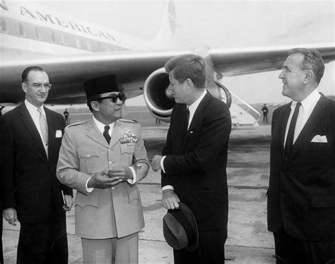 Presiden John F Kennedy Menyapa Presiden Indonesia Sukarno Di