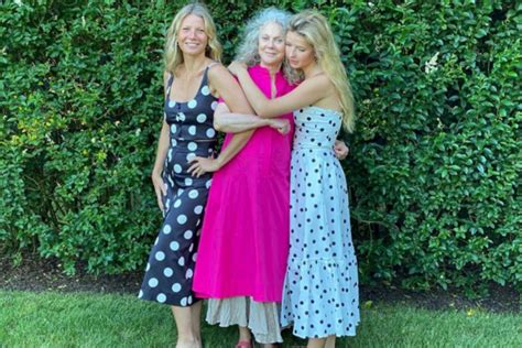 Gwyneth Paltrow Mom Blythe Danner And Daughter Apple Pose For New Goop