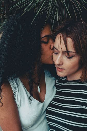 Zwei Lesben Zeigen Zuneigung Küssen In Der Natur Ein Kaukasisches